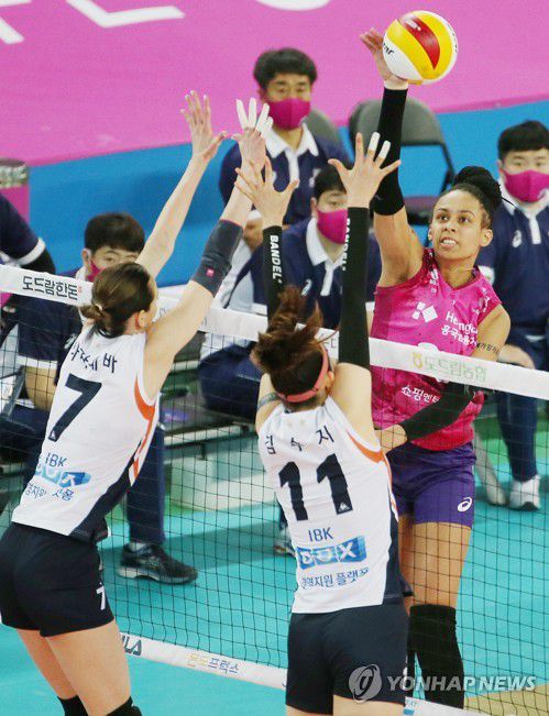 스파이크하는 브루나(인천=연합뉴스) 김상연 기자 = 20일 인천 계양체육관에서 열린 여자프로배구 플레이오프 1차전 인천 흥국생명 핑크스파이더스와 화성 IBK 기업은행 알토스의 경기. 1세트 흥국생명 브루나가 스파이크하고 있다. 2021.3.20 goodluck@yna.co.kr