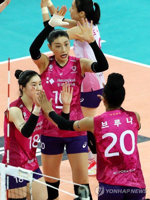 김연경 '브루나 정말 잘했어'(인천=연합뉴스) 윤태현 기자 = 24일 인천 계양체육관에서 열린 여자프로배구 플레이오프 3차전 인천 흥국생명 핑크스파이더스와 화성 IBK기업은행 알토스의 경기. 1세트 흥국생명 김연경(가운데)이 득점한 동료 브루나를 격려하고 있다. 2021.3.24 tomatoyoon@yna.co.kr