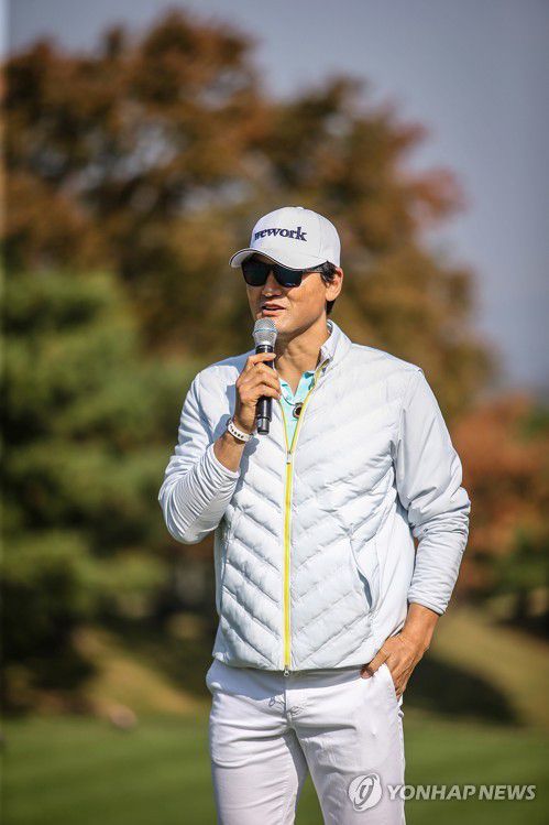 인사말 하는 박찬호(서울=연합뉴스) 2019년 10월 용인 지산컨트리클럽에서 개최된 '제2회 자선골프대회'에서 박찬호가 인사말을 하고 있다. 2019.10.23 
    [박찬호 장학재단 제공. 재판매 및 DB 금지] photo@yna.co.kr