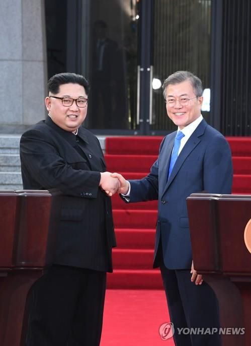 문재인 대통령과 김정은 북한 국무위원장이 2018년 4월 27일 오후 판문점 평화의 집 앞에서 판문점 선언을 발표한 뒤 악수하고 있다. [연합뉴스 자료사진]