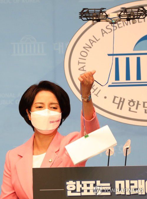 드론으로 최고위원 출마선언문 전달받는 이영 의원(서울=연합뉴스) 하사헌 기자 = 국민의힘 비례 초선인 이영 의원이 20일 국회 소통관에서 열린 최고위원 출마 선언 기자회견에서 회견문을 드론으로 전달받고 있다. 2021.5.20 toadboy@yna.co.kr