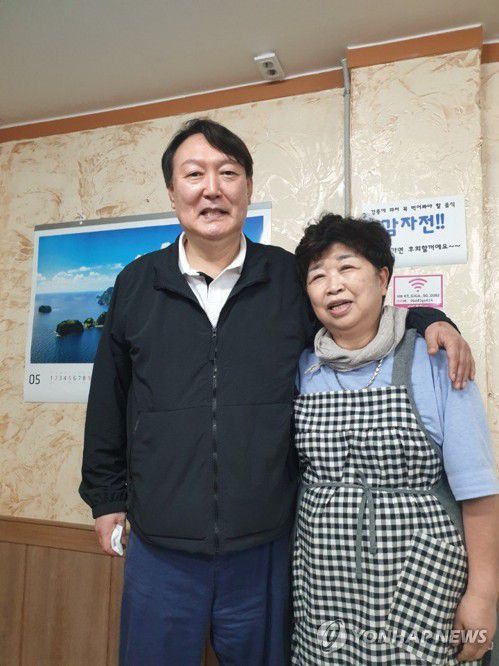 윤석열, 강릉 음식점에서 시민과 기념사진(서울=연합뉴스) 윤석열 전 검찰총장이 지난 29일 강원 강릉시 강릉중앙시장 인근 감자바우 식당에서 음식점 사장과 기념사진을 찍고 있다.  2021.5.31   [윤석열측 제공. 재판매 및 DB 금지] zjin@yna.co.kr