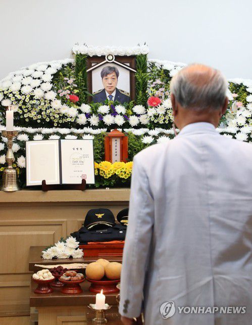 김동식 구조대장 조문하는 시민(하남=연합뉴스) 류효림 기자 = 20일 경기도 하남시 마루공원 장례식장에 마련된 경기 광주소방서 119구조대 김동식 구조대장 빈소에서 한 시민이 조문하고 있다. 2021.6.20 ryousanta@yna.co.kr