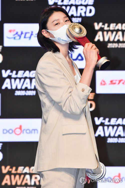 '트로피의 여왕' 김연경[KOVO 제공. 재판매 및 DB 금지] kane@yna.co.kr