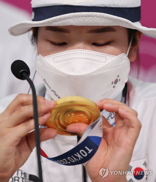 [올림픽] 강채영 '이것이 금메달'(도쿄=연합뉴스) 김인철 기자 = 여자 양궁 국가대표 25일 일본 유메노시마 공원 양궁장에서 열린 도쿄올림픽 여자 양궁 단체전에서 금메달을 획득한 여자 양궁 국가대표 강채영이 금메달을 살펴보고 있다. 2021.7.25 yatoya@yna.co.kr