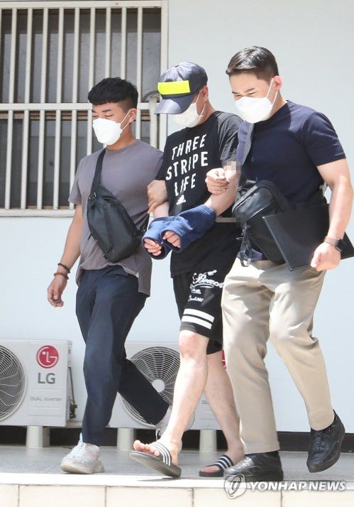 제주지법으로 이송되는 제주 중학생 살해 피의자(제주=연합뉴스) 제주에서 중학생을 살해하고 도주한 혐의를 받는 김씨가 21일 오후 구속 전 영장실질심사를 받기 위해 제주동부경찰서에서 제주지법으로 이송되고 있다. [연합뉴스 자료사진]