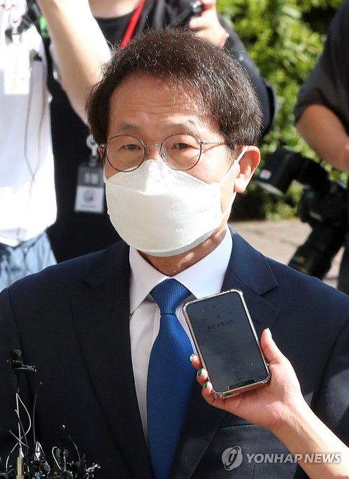 공수처 출석하는 조희연 교육감(과천=연합뉴스) 이진욱 기자 = 해직교사 부당 특별채용 의혹을 받는 조희연 서울시교육감이 27일 오전 정부과천청사 고위공직자범죄수사처(공수처)에 출석하고 있다. 2021.7.27 cityboy@yna.co.kr