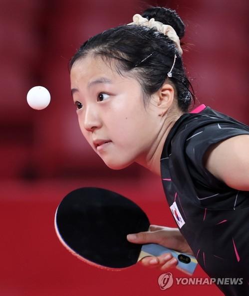 [올림픽] 탁구요정의 서브(도쿄=연합뉴스) 손형주 기자 = 신유빈이 27일 도쿄체육관에서 열린 도쿄올림픽 여자탁구 개인전 홍콩 두 호이 켐과 경기에서 서브를 넣고 있다. 2021.7.27 handbrother@yna.co.kr