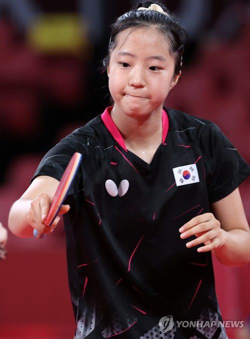 [올림픽] 아쉬운 신유빈(도쿄=연합뉴스) 손형주 기자 = 신유빈이 27일 도쿄체육관에서 열린 도쿄올림픽 여자탁구 개인전 홍콩 두호이캠과 32강 경기에서 패배한 후 아쉬워하고 있다. 2021.7.27 handbrother@yna.co.kr