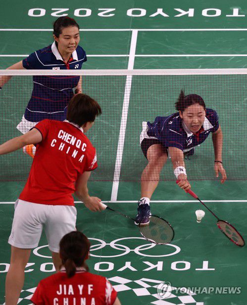 [올림픽] 달려들어(도쿄=연합뉴스) 윤동진 기자 = 31일 일본 무사시노노모리 종합 스포츠플라자에서 열린 도쿄올림픽 배드민턴 여자 복식 준결승 한국 김소영-공희용 대 중국 천칭천-자이판 경기. 한국 공희영이 몸을 날려 셔틀콕을 받아내고 있다. 2021.7.31 mon@yna.co.kr