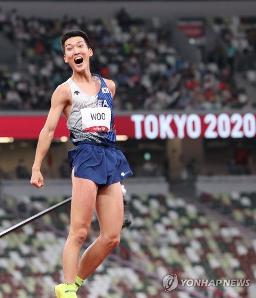 [올림픽] 우상혁, 한국신기록 2.35m도 성공(도쿄=연합뉴스) 한상균 기자 = 도쿄올림픽 남자 높이뛰기 우상혁이 1일 도쿄 올림픽스타디움에서 열린 결선에서 한국 신기록인 2.35m 바에 성공한 뒤 환호하고 있다.  2021.8.1 xyz@yna.co.kr