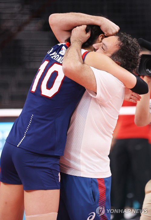 [올림픽] 감독과 환호하는 김연경(도쿄=연합뉴스) 이지은 기자 = 4일 일본 아리아케 아레나에서 열린 도쿄올림픽 여자 배구 8강 한국과 터키의 경기에서 승리, 4강 진출에 성공한 한국의 김연경이 감독과 포옹하고 있다.  2021.8.4 jieunlee@yna.co.kr