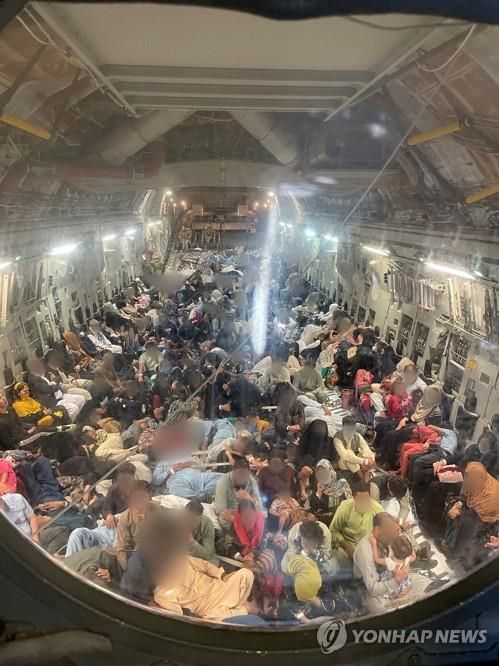 영국군 수송기에 가득 들어찬 아프간 피란민들(카불 로이터=연합뉴스) 아프가니스탄 카불 공항을 떠난 영국군 C-17 수송기 내부에 피란민들이 앉아있는 모습. [영국 국방부 제공. 재판매 및 DB 금지]      jsmoon@yna.co.kr (끝)