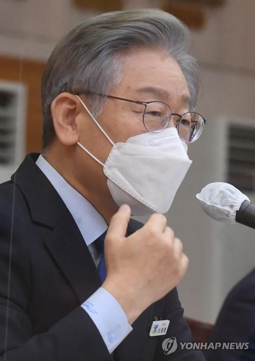 답변하는 이재명 경기지사 (수원=연합뉴스) 더불어민주당 대선 후보인 이재명 경기도지사가 20일 경기도 수원시 경기도청에서 열린 국회 국토교통위원회의 경기도에 대한 국정감사에서 질의에 답변하고 있다. 2021.10.20 [경기사진공동취재단]     xanadu@yna.co.kr (끝)