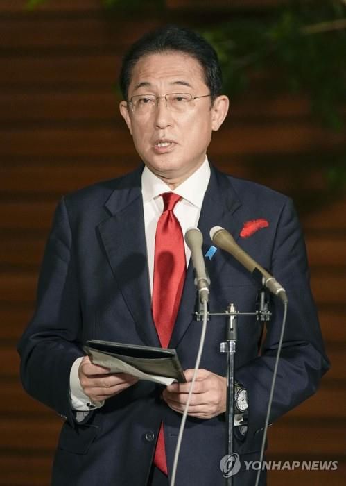 총리관저 기자단 취재 응하는 기시다 총리[도쿄 교도=연합뉴스 자료사진] 2021.10.15