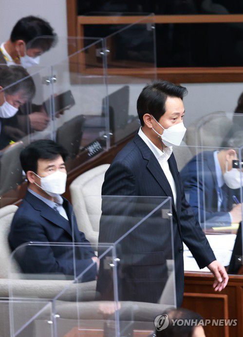 시의회 본회의 참석하는 오세훈 시장(서울=연합뉴스) 홍해인 기자 = 오세훈 서울시장이 16일 오전 서울 중구 서울시의회에서 열린 제303회 정례회 2차 본회의에 참석하고 있다. 2021.11.16 hihong@yna.co.kr