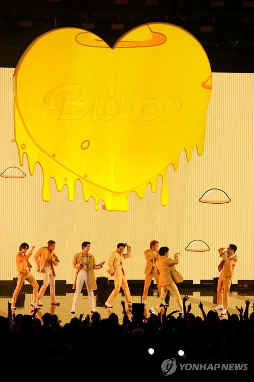 AMA 무대서 공연하는 BTS…아시아 가수 최초로 대상 수상(로스앤젤레스 로이터=연합뉴스) 21일(현지시간) 미국 캘리포니아주 로스앤젤레스 마이크로소프트 시어터에서 열린 '아메리칸 뮤직 어워즈'(American Music Awards·AMA) 시상식 무대에서 그룹 방탄소년단(BTS)이 공연하고 있다. 이날 이들은 한국인 가수는 물론 아시아 아티스트로는 최초로 대상에 해당하는 '아티스트 오브 더 이어'(Artist Of The Year) 부문에서 수상했다. 2021.11.22 knhknh@yna.co.kr