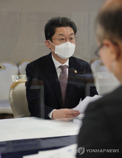 이억원 차관, 제37차 물가관계차관회의 주재(서울=연합뉴스) 김승두 기자 = 이억원 기획재정부 1차관이 31일 정부서울청사에서 제37차 물가관계차관회의를 주재하고 있다. 2021.12.31 kimsdoo@yna.co.kr