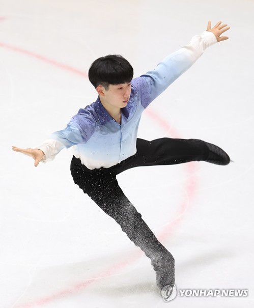 경재석, 착지(의정부=연합뉴스) 김도훈 기자 = 8일 경기도 의정부실내빙상장에서 열린 제76회 전국 남녀 피겨스케이팅 종합선수권대회 겸 2022 베이징동계올림픽 국가대표 2차 선발전 남자 쇼트프로그램에 출전한 경희대 경재석이 연기를 펼치고 있다. 2022.1.8 superdoo82@yna.co.kr