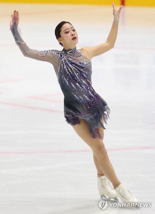 연기 펼치는 유영(의정부=연합뉴스) 김도훈 기자 = 8일 경기도 의정부실내빙상장에서 열린 제76회 전국 남녀 피겨스케이팅 종합선수권대회 겸 2022 베이징동계올림픽 국가대표 2차 선발전 여자 쇼트프로그램에 출전한 수리고 유영이 연기를 펼치고 있다. 2022.1.8 superdoo82@yna.co.kr
