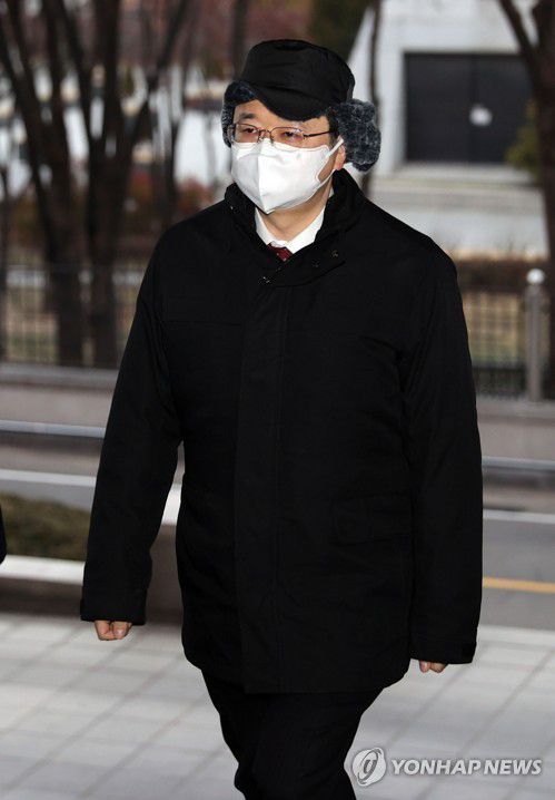 사도광산 세계유산 등재 추진에 항의(서울=연합뉴스) 김인철 기자 = 주조 가즈오(中條一夫) 주한 일본 공보문화원장이 2021년 12월 28일 오후 서울 종로구 외교부 청사로 들어가고 있다. 한국 정부는 사도 광산을 세계문화유산으로 추천하려는 일본 정부의 움직임에 대해 항의했다.