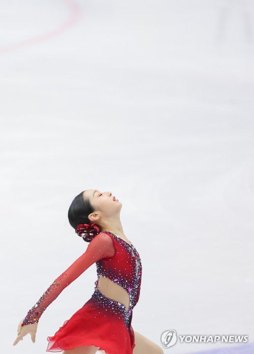 연기 펼치는 신지아(의정부=연합뉴스) 김도훈 기자 = 8일 경기도 의정부실내빙상장에서 열린 제76회 전국 남녀 피겨스케이팅 종합선수권대회 겸 2022 베이징동계올림픽 국가대표 2차 선발전 여자 쇼트프로그램에 출전한 영동중 신지아가 연기를 펼치고 있다. 2022.1.8 superdoo82@yna.co.kr