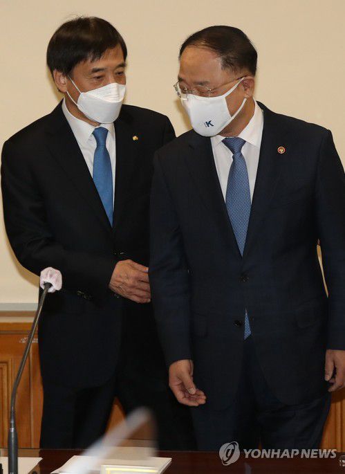 홍남기 경제부총리와 이주열 한은 총재(서울=연합뉴스) 신준희 기자 = 11일 오전 중구 은행회관에서 열린 거시경제금융회의에서 홍남기 경제부총리 겸 기획재정부 장관(오른쪽)과 이주열 한국은행 총재가 기념촬영을 마치고 자리로 향하고 있다. 2022.2.11 [공동취재] hama@yna.co.kr