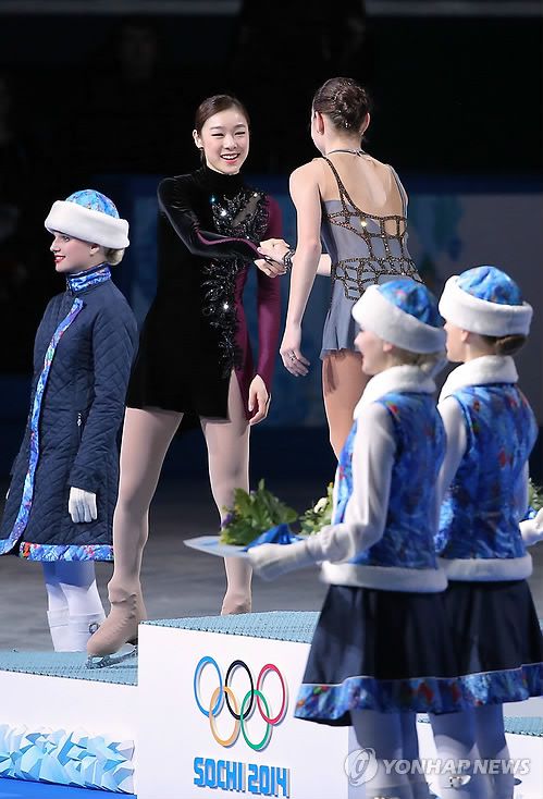 소치올림픽에서 소트니코바에게 축하 인사하는 김연아[연합뉴스 자료사진]