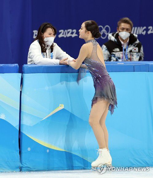 [올림픽] 코치 손 잡는 유영(베이징=연합뉴스) 홍해인 기자 = 유영이 15일 오후 중국 베이징 캐피털 실내경기장에서 열린 2022 베이징 동계올림픽 피겨스케이팅 여자 싱글 쇼트 프로그램 경기에서 하마다 미에 코치와 손을 잡고 있다. 2022.2.15 hihong@yna.co.kr