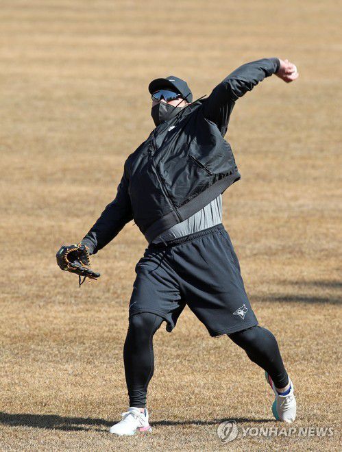 한화 홈구장 찾은 류현진(대전=연합뉴스) 류현진이 23일 10년 만에 친정팀 한화이글스의 홈구장인 대전한화생명이글스파크를 찾았다.     메이저리그 직장폐쇄로 미국 출국이 늦어진 류현진은 이날 이글스파크에서 개인 훈련을 소화했다. 2022.2.23 youngs@yna.co.kr