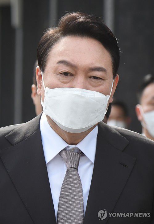 점심 식사위해 집무실 나서는 윤석열 당선인(서울=연합뉴스) 윤석열 대통령 당선인이 17일 오후 서울 종로구 통의동 당선인 집무실에서 김한길 국민통합위원장과 장제원 당선인 비서실장, 김은혜 대변인과 함께 점심 식사를 위해 인근 식당으로 이동하고 있다. 2022.3.17 [국회사진기자단] uwg806@yna.co.kr