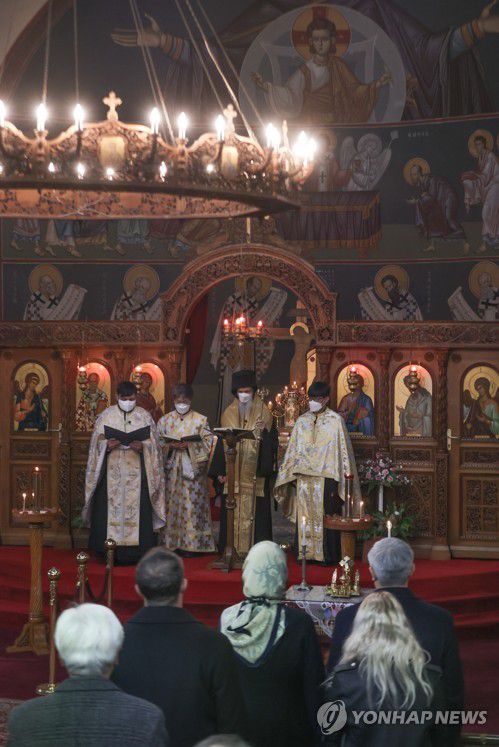 평화기원 예배하는 재한 우크라이나인들(서울=연합뉴스) 류효림 기자 = 재한 우크라이나인들이 24일 오후 서울 마포구 아현동 한국 정교회 성 니콜라스 대성당에서 열린 우크라이나 평화 기원 기도회에 참석해 기도하고 있다. 2022.3.24 ryousanta@yna.co.kr