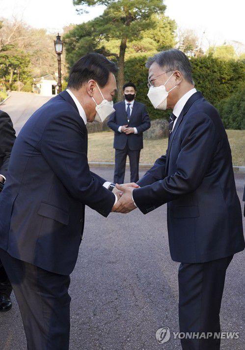 윤석열 대통령 당선인 영접 나온 문재인 대통령(서울=연합뉴스) 안정원 기자 = 문재인 대통령과 윤석열 대통령 당선인이 28일 오후 청와대 상춘재에서 열린 첫 회동에 앞서 인사하고 있다. 2022.3.28 jeong@yna.co.kr