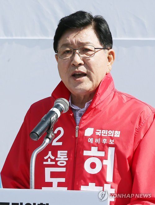 제주도지사 출마 선언하는 허향진 전 위원장(제주=연합뉴스) 변지철 기자 = 허향진 전 국민의힘 제주도당위원장이 5일 오전 제주시 동문시장 앞 탐라문화광장에서 기자회견을 열고 제주도지사 선거에 출마한다고 공선 선언하고 있다. 2022.4.5 bjc@yna.co.kr