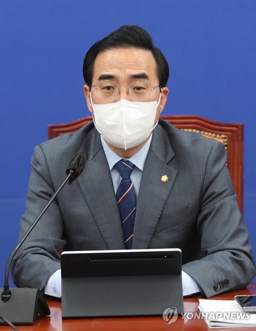 발언하는 박홍근(서울=연합뉴스) 이정훈 기자 = 더불어민주당 박홍근 원내대표가 5일 오전 국회에서 열린 원내대책회의에서 발언하고 있다. 2022.4.5 [국회사진기자단] uwg806@yna.co.kr