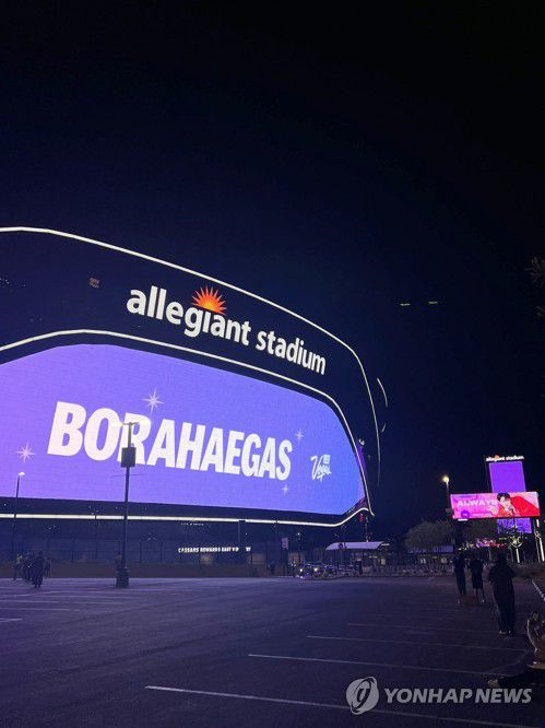 라스베이거스 밤하늘 물들인 '보라해가스'(라스베이거스=연합뉴스) 7일(현지시간) 방탄소년단의 콘서트가 열리는 미국 라스베이거스 시내 곳곳에서 건물과 주요 상징물에 방탄소년단을 상징하는 보라색 빛을 투사하는 미디어 파사드 '보라해가스(Borahaegas)' 이벤트가 열리고 있다. 2022.4.8     [독자 제공. 재판매 및 DB 금지] photo@yna.co.kr