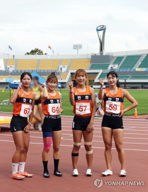 2021 전국체전 고등부 인천광역시 계주팀(왼쪽부터 이수영, 박다윤, 김태연, 신현진)[대한육상연맹 제공. 재판매 및 DB금지]