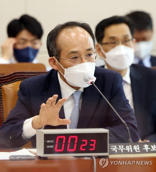 답변하는 추경호(서울=연합뉴스) 이정훈 기자 = 추경호 부총리 겸 기획재정부장관 후보자가 2일 오전 국회에서 열린 인사청문회에서 의원질의에 답하고 있다. 2022.5.2 [국회사진기자단] uwg806@yna.co.kr