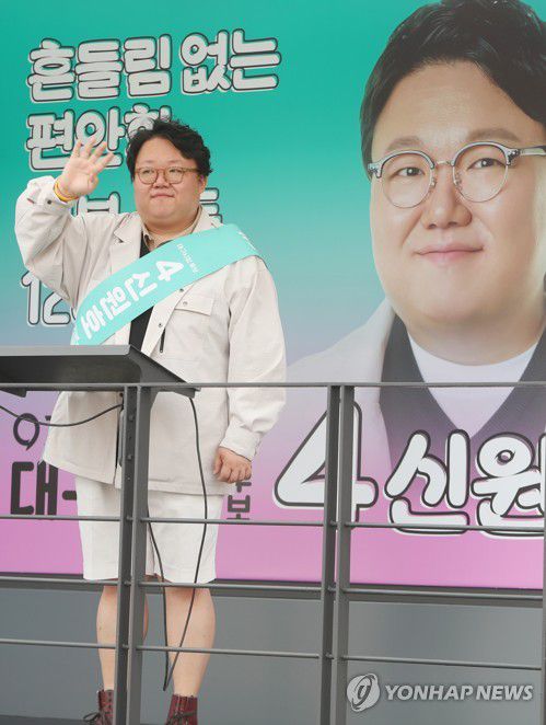 기본소득당 신원호 대구시장 후보 출근길 유세(대구=연합뉴스) 박세진 기자 =  6·1 지방선거 공식 선거운동 첫날인 19일 오전 기본소득당 신원호 대구시장 후보가 서구 북부시외버스터미널 앞 네거리에서 출근길 유세에 나서고 있다. 2022.5.19 psjpsj@yna.co.kr