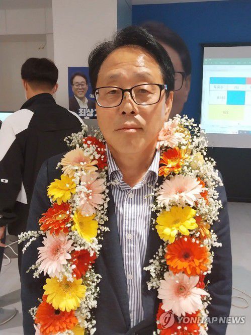 꽃목걸이 건 최상기 강원 인제군수 후보(인제=연합뉴스) 최상기 강원 인제군수 후보가 2일 오전 당선이 유력해지자 인제읍 선거사무소에서 꽃목걸이를 걸고 기뻐하고 있다. 2022.6.2 [최상기 후보 선거캠프 제공. 재판매 및 DB 금지] conanys@yna.co.kr