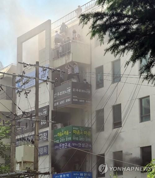 대구 빌딩에서 화재, 구조 기다리는 시민들    (서울=연합뉴스) 9일 대구 수성구 범어동 대구지방법원 인근 변호사 사무실 빌딩에서 불이나 시민들이 옥상 부근에서 구조를 기다리고 있다. 이 화재로 7명이 숨지고 40여명이 다쳤다. 2022.6.9 [독자 최식백 씨 제공. 재판매 및 DB 금지]     photo@yna.co.kr