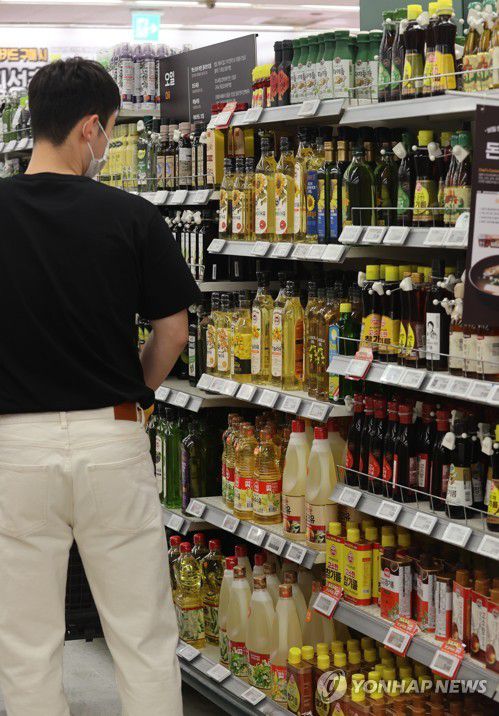 국수 33%↑·식용유 23%↑…73개 가공식품 중 4개 빼고 다 올라(서울=연합뉴스) 류효림 기자 = 6일 오후 서울 시내 대형마트 식용유 판매대에서 시민들이 장을 보고 있다. 2022.6.6 ryousanta@yna.co.kr