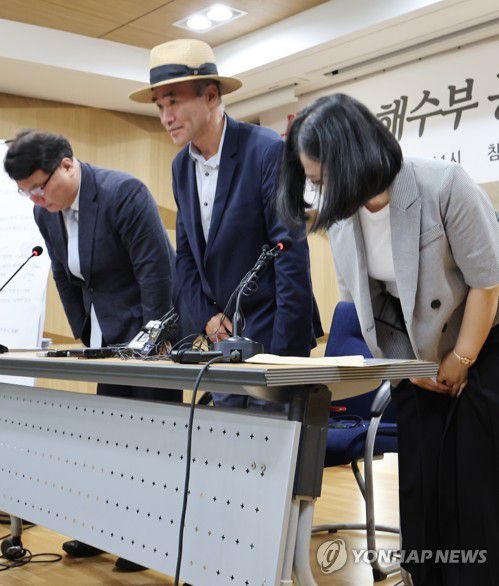 기자회견 뒤 인사하는 유족(서울=연합뉴스) 홍해인 기자 = 2020년 9월 북한군이 피살한 해수부 서해어업지도관리단 소속 어업지도원 이대준 씨의 배우자(오른쪽부터), 형 이래진 씨, 유족 측 법률대리인 김기윤 변호사가 17일 서울 서초구 서울지방변호사회 변호사회관에서 전날 대통령실과 해양경찰이 발표한 이른바 '서해 공무원 피살 사건' 관련 기자회견을 마친 뒤 인사하고 있다. 2022.6.17 hihong@yna.co.kr