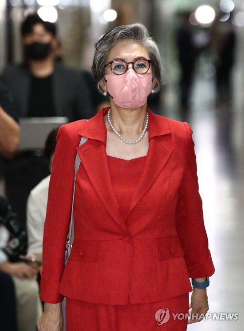대회의실 향하는 국민의힘 이양희 윤리위원장(서울=연합뉴스) 이정훈 기자 = 국민의힘 이양희 윤리위원장이 7일 오후 이준석 대표의 '성 상납 증거 인멸 교사' 의혹에 대한 당 중앙윤리위원회의 심의·의결이 열리는 국회 대회의실로 들어서고 있다. 2022.7.7 [공동취재] uwg806@yna.co.kr