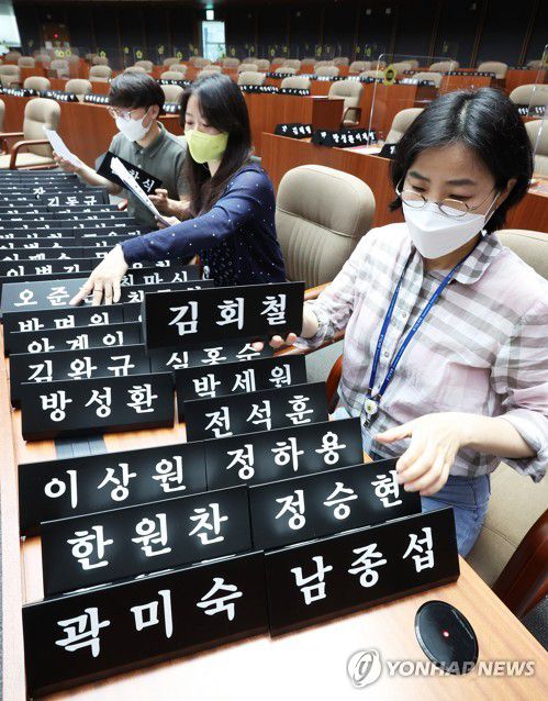 개원 준비로 분주한 경기도의회(수원=연합뉴스) 홍기원 기자 = 4일 오후 경기도 수원시 경기도의회에서 관계자들이 개원을 앞두고 의원 명패를 정리하고 있다. 2022.7.4 xanadu@yna.co.kr