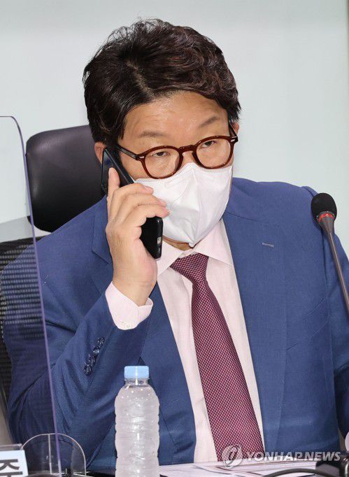 전화통화하는 권성동 당 대표 직무대행(서울=연합뉴스) 하사헌 기자 = 국민의힘 권성동 당 대표 직무대행 겸 원내대행이 15일 오후 서울 여의도 국회 의원회관에서 홍석준 의원 주최로 열린 '윤석열정부 성공적인 규제개혁 방안 정책세미나'에서 전화통화를 하고 있다.  2022.7.15 toadboy@yna.co.kr