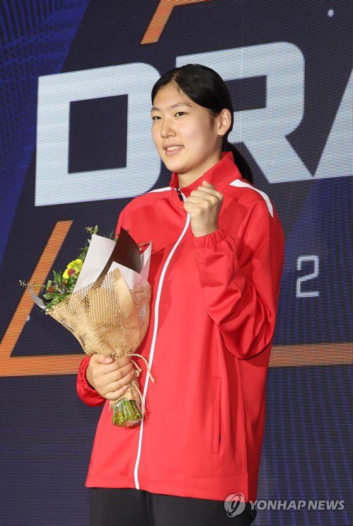 1라운드 1순위 지명의 주인공 '체웬랍답 어르헝'(서울=연합뉴스) 임화영 기자 = 5일 오후 서울 강남구 리베라호텔에서 열린 프로배구 2022-2023 KOVO 여자 신인선수 드래프트에서 1라운드 1순위로 페퍼저축은행의 지명을 받은 목포여상의 체웬랍답 어르헝 선수가 기념 촬영을 하고 있다. 2022.9.5 hwayoung7@yna.co.kr