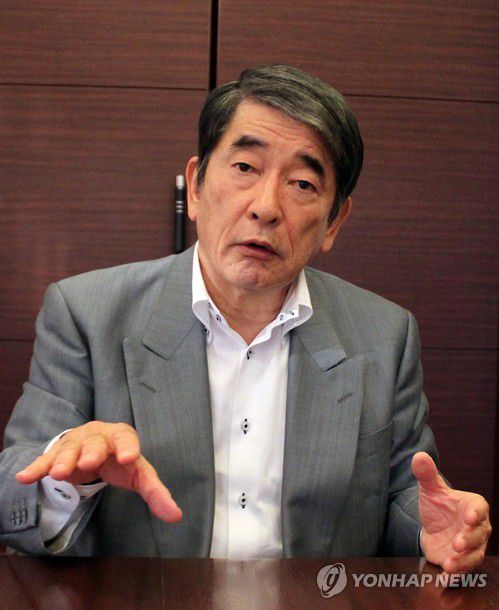 연합뉴스와 인터뷰하는 오카모토 유키오[연합뉴스 자료사진]