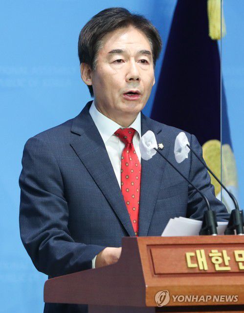 이용호, 국민의힘 원내대표 출마 선언(서울=연합뉴스) 홍지인 기자 = 국민의힘 이용호 의원이 15일 국회 소통관에서 원내대표 출마기자회견을 하고 있다. 2022.9.15 [국회사진기자단] srbaek@yna.co.kr