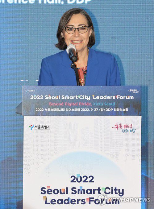 기조연설 하는 필라 코네사(서울=연합뉴스) 이재희 기자 = 27일 오전 서울 중구 동대문디자인플라자에서 열린 '2022 서울스마트시티 리더스포럼'에서 필라 코네사 앙테베르티 최고경영자가 기조연설을 하고 있다. 2022.9.27 scape@yna.co.kr